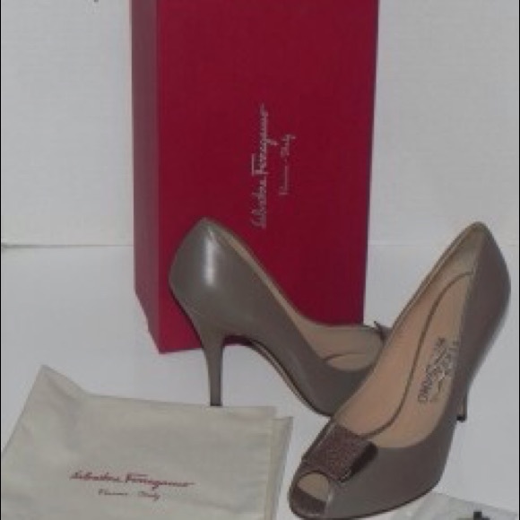 Ferragamo Bayan Elephant Calf Leather Pumps. 10B - Picture 8 of 8
